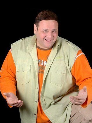 عمرو يسري يستقبل عزاء والدته في الجيزة بعد وفاتها بأمريكا